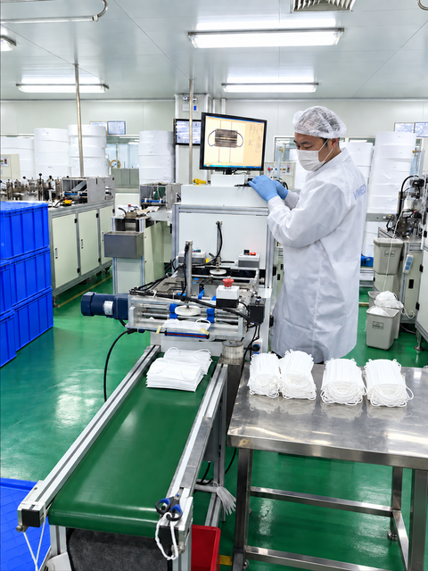 Disposable medical face mask manufacturing line in cleanroom factory